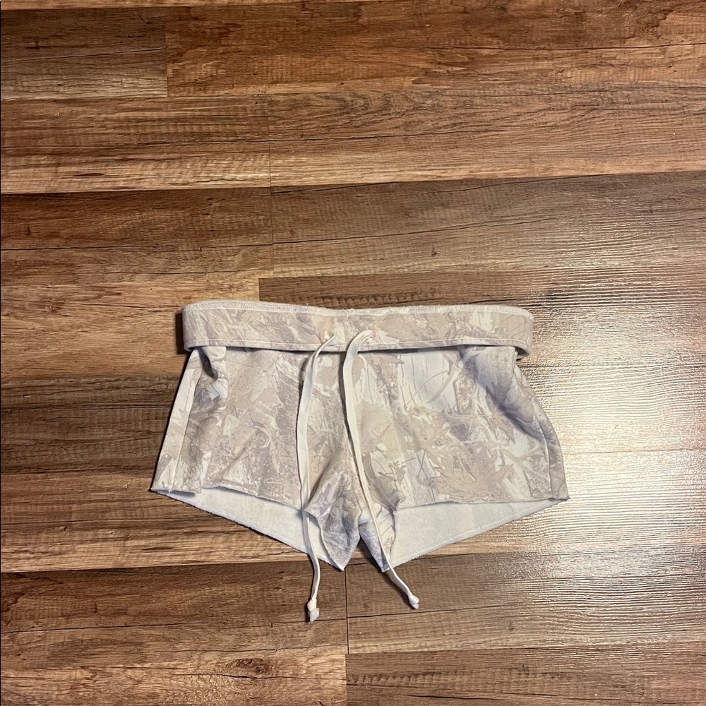 Hollister Women's Cream Shorts